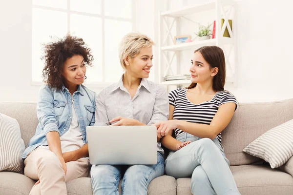 Drei schöne Frauen mit Laptop zu Hause — Stockfoto