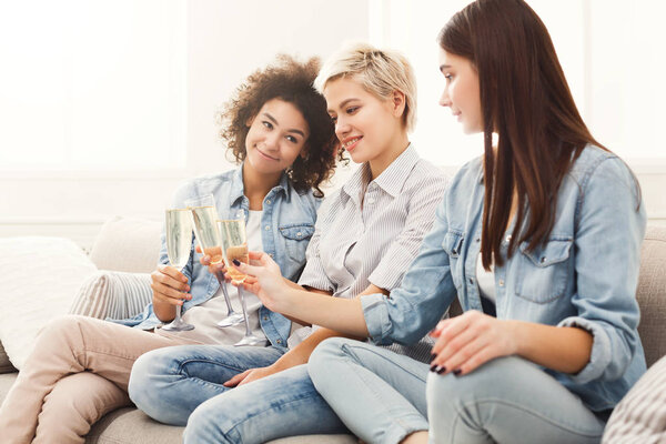 Друзья тосты с бокалами вина дома
