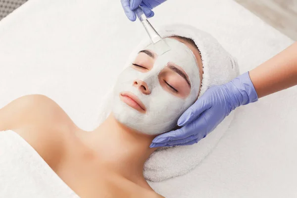 Woman gets face mask by beautician at spa — Stock Photo, Image