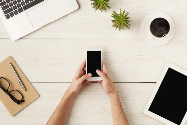 Mujeres de las manos sosteniendo un teléfono inteligente, vista superior — Foto de Stock