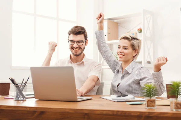 Jeunes partenaires commerciaux heureux au bureau avec ordinateur — Photo