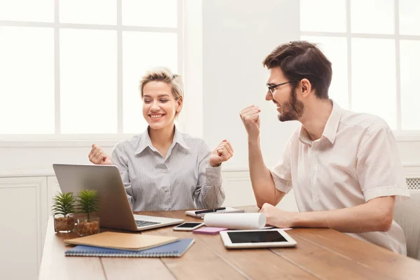 Unga glada affärspartners i kontor med dator — Stockfoto