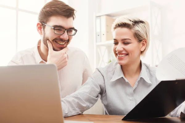 Ein paar junge Kollegen im modernen Büro — Stockfoto