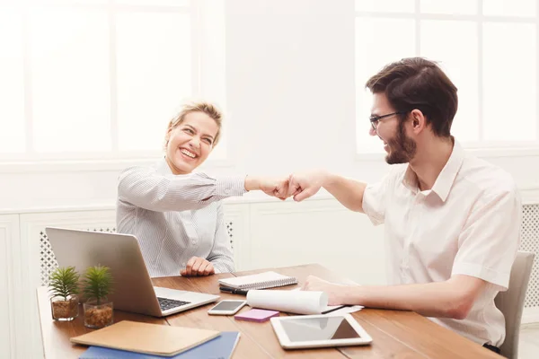 Jeunes partenaires commerciaux heureux au bureau avec ordinateur — Photo