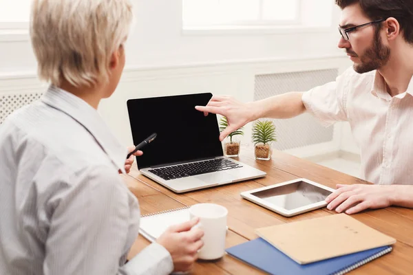 Unga casual affärspartners i office — Stockfoto