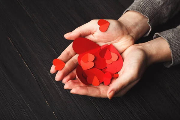 Fondo de San Valentín, corazones en manos femeninas — Foto de Stock