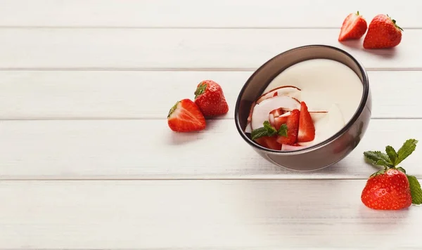 Kokos pannacotta med färska jordgubbar — Stockfoto