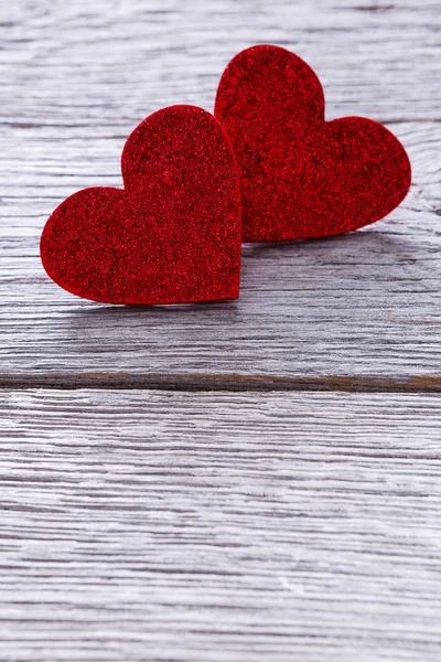 Valentinstag Hintergrund, handgefertigte Herzen auf Holz mit Kopierstift — Stockfoto