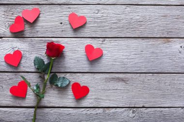 Sevgililer günü arka plan, kalp, ahşap üzerine gül çiçek