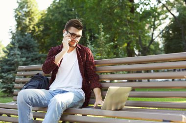 Cep telefonu açık havada üzerinde konuşan adam gülümseyen