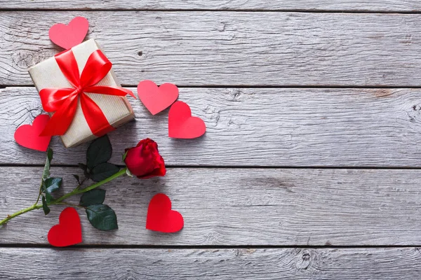 Φόντο ημέρα του Αγίου Βαλεντίνου, χειροποίητες καρδιές, τριαντάφυλλα και δώρο σε ξύλο — Φωτογραφία Αρχείου