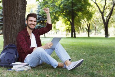 Mutlu başarılı öğrenci kolu o havaya kaldırdı