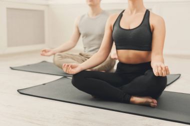 Genç çift birlikte stüdyoda meditasyon
