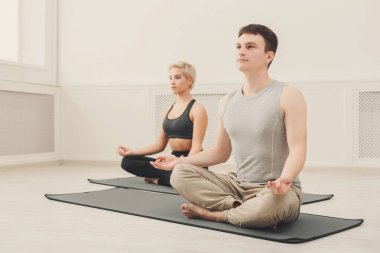 Genç çift birlikte stüdyoda meditasyon
