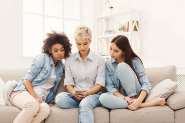 Üç kadın arkadaş akıllı telefonlar evde kullanma