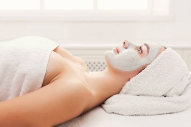 Kadın yüz maskesi Şevval Özçelik Güzellik Spa tarafından alır