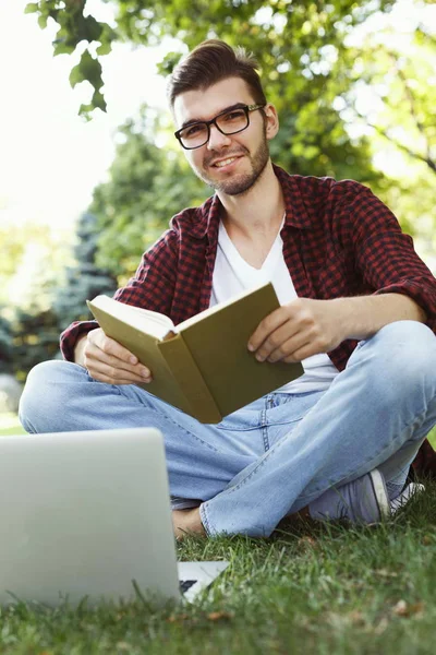 Jovem estudante se preparando para exames ao ar livre — Fotografia de Stock