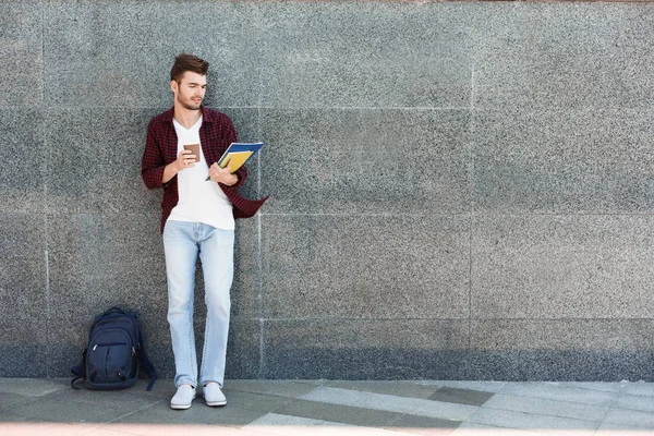 Estudiante con taza de café sobre fondo gris —  Fotos de Stock