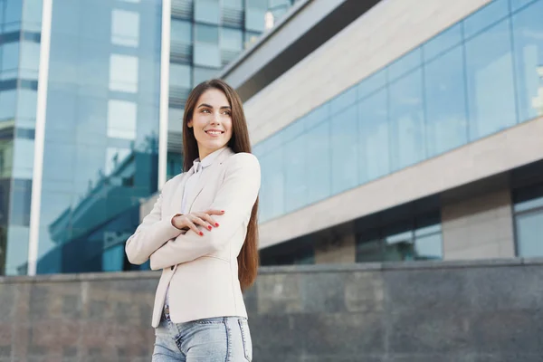 Mujer de negocios caucásica al aire libre en artículos casuales inteligentes — Foto de Stock