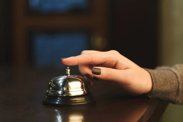 Mujer sonando campanilla del servicio de recepción del hotel primer plano — Foto de Stock