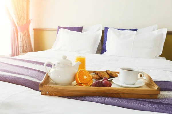 Breakfast served in bed on wooden tray — Stock Photo, Image