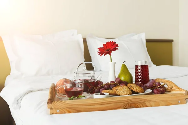 Frühstück im Bett auf Holztablett serviert — Stockfoto