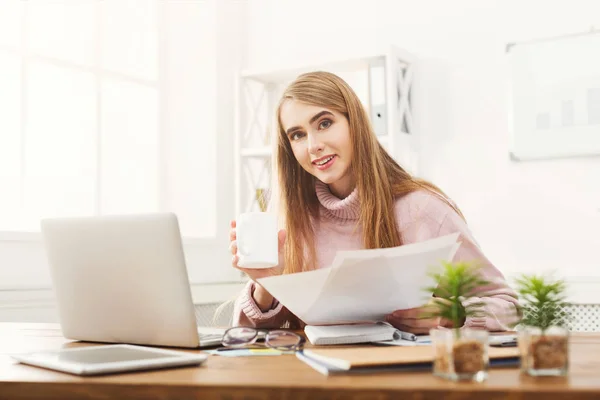 Affärskvinna läser dokument på kontoret — Stockfoto