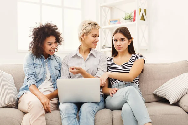 Drei schöne Frauen mit Laptop zu Hause — Stockfoto