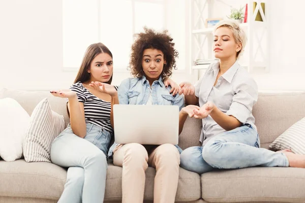 Три удивленные женщины используют ноутбук дома — стоковое фото