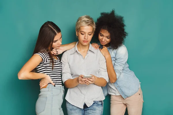 Tre amiche che usano gli smartphone — Foto Stock