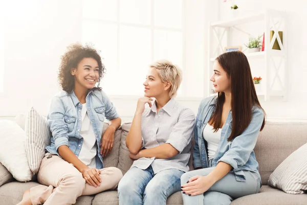 Freunde plaudern zu Hause — Stockfoto