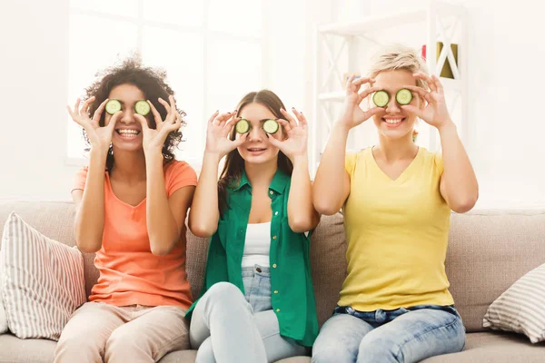 Tre belle ragazze che coprono gli occhi con pezzi di cetriolo — Foto Stock