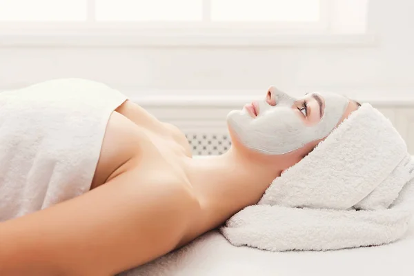 Woman gets face mask by beautician at spa — Stock Photo, Image