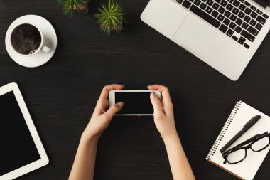 Kadının elinde tutan bir smartphone, üstten görünüm