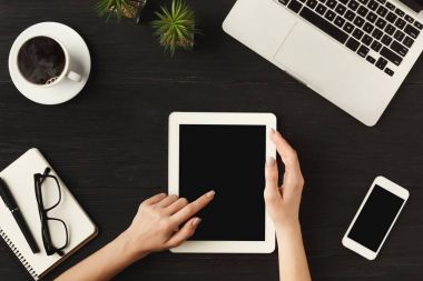 Kadının ellerini dijital tablet, üstten görünüm