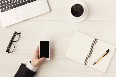 Holding bir smartphone, üstten görünüm eller mans