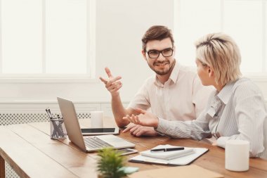 Modern ofiste çalışan genç iş ortakları birkaç