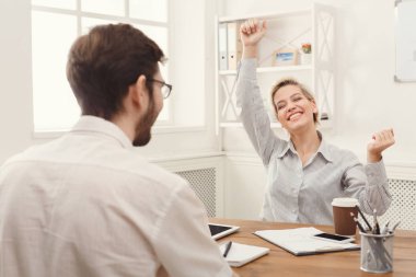 Ofiste genç mutlu iş ortaklarıyla bilgisayar