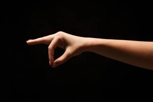 La mano femenina recogiendo algo, recorte en negro — Foto de Stock