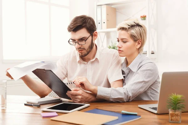 Un par de jóvenes colegas trabajando en una oficina moderna — Foto de Stock