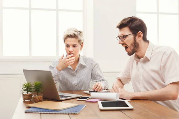 Ein paar junge Geschäftspartner, die im modernen Büro arbeiten — Stockfoto