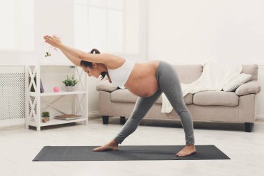Mutlu hamile kadın eğitim evde yoga