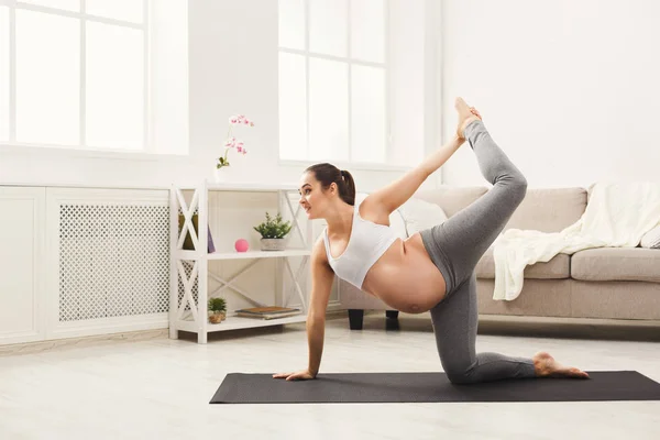 Feliz embarazada entrenando yoga en casa — Foto de Stock