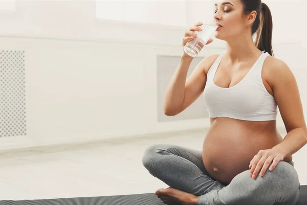 Szczęśliwy w ciąży kobieta wody pitnej — Zdjęcie stockowe