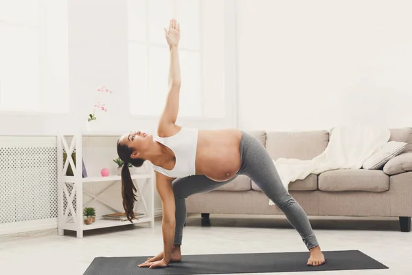 Feliz embarazada entrenando yoga en casa — Foto de Stock