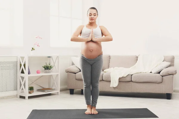 Feliz embarazada entrenando yoga en casa — Foto de Stock