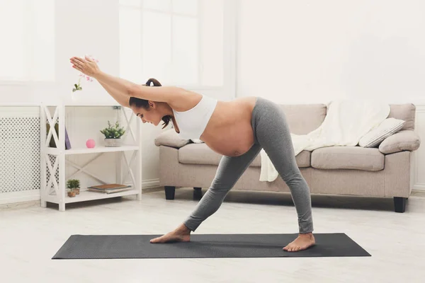 Mutlu hamile kadın eğitim evde yoga — Stok fotoğraf