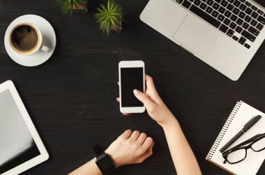 Smartphone, üstten görünüm holding Womans eller