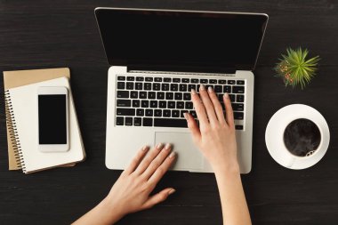 Kadının el üstünde laptop klavye, üstten görünüm