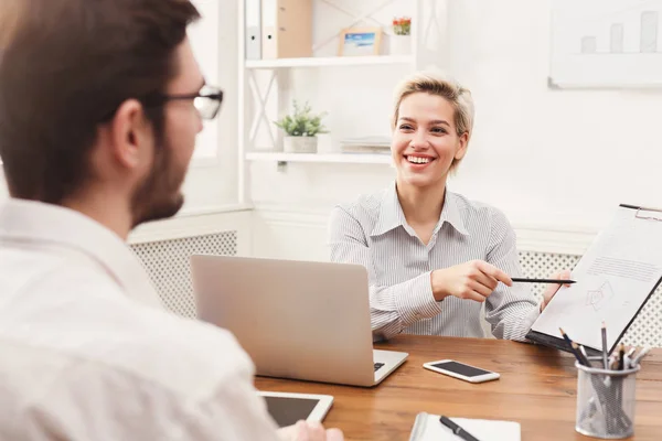 Par av unga kollegor arbetar på moderna kontor — Stockfoto